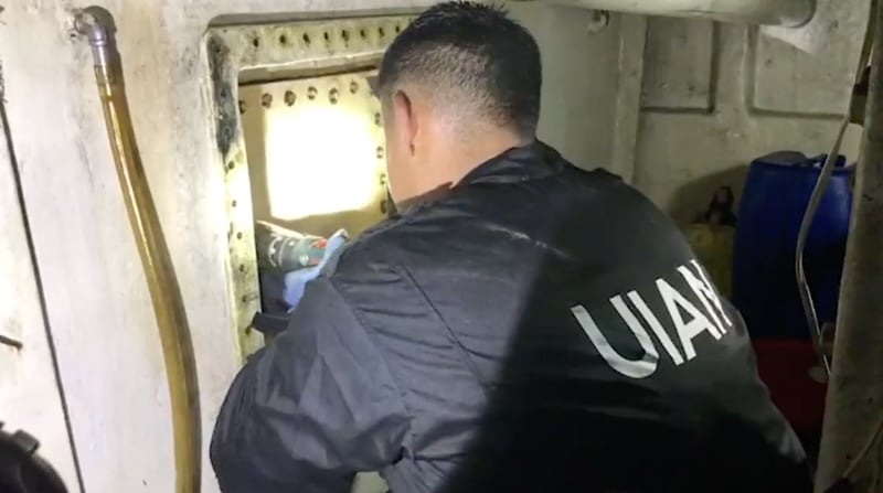 La Policía Nacional indicó este 17 de octubre del 2021 que, mediante "técnicas de perfilamiento", encontró el clorhidrato de cocaína en el interior de un barco en las costas de Manta, Manabí. Foto Captura