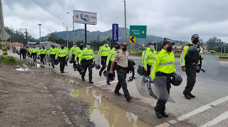 En la Y de Tarqui, vía que conduce a Loja, los policías controlan el paso de los vehículos. Foto: Lineida Castillo / EL COMERCIO