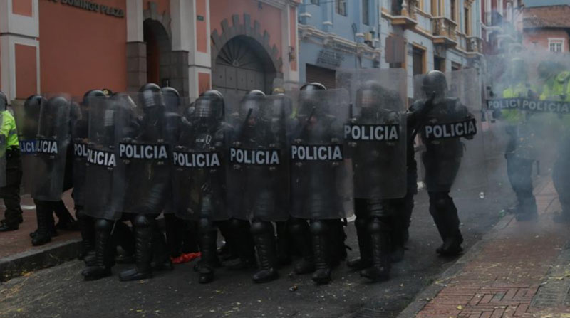 Los policías custodiaron los accesos a la Plaza Grande, en el Centro Histórico de Quito, en donde está el Palacio de Gobierno. Foto: Diego Pallero/ EL COMERCIO
