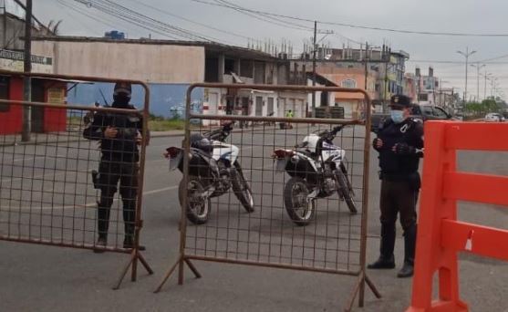 Policías en los exteriores del distrito San Lorenzo, Esmeraldas, el 8 de octubre. Foto: Twitter Policía Ecuador