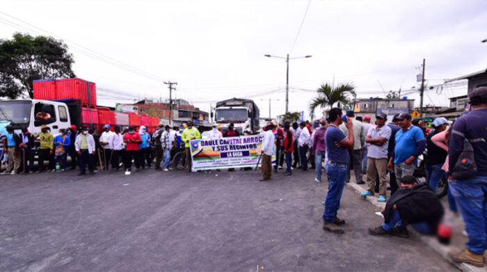 En Petrillo, provincia del Guayas, los agricultores bloquearon el paso durante las protestas. Foto: Enrique Pesantes/ EL COMERCIO