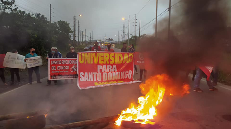 Protestantes de gremios sindicalistas fueron retirados de la carretera Alóag- Alluriquín. Foto: Cortesía