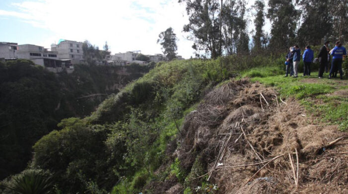 La erosión de la quebrada ha dejado a distintas casas al borde del abismo. Foto: Julio Estrella/ EL COMERCIO