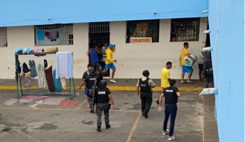 Miembros de la Policía acudieron al centro carcelario para tomar el control. Foto: Twitter @PoliciaEcuador