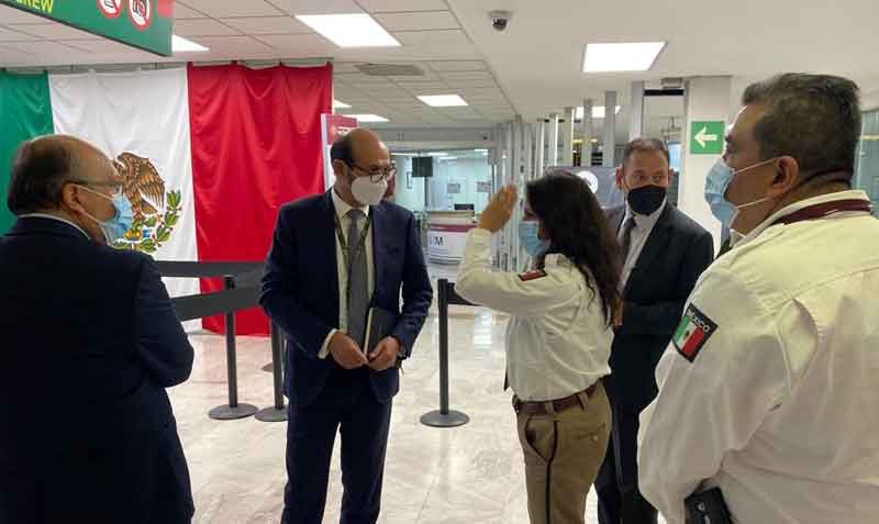 Luis Vayas, viceministro ecuatoriano de Movilidad Humana, visitó el aeropuerto Benito Juárez. Foto: cortesía Cancillería