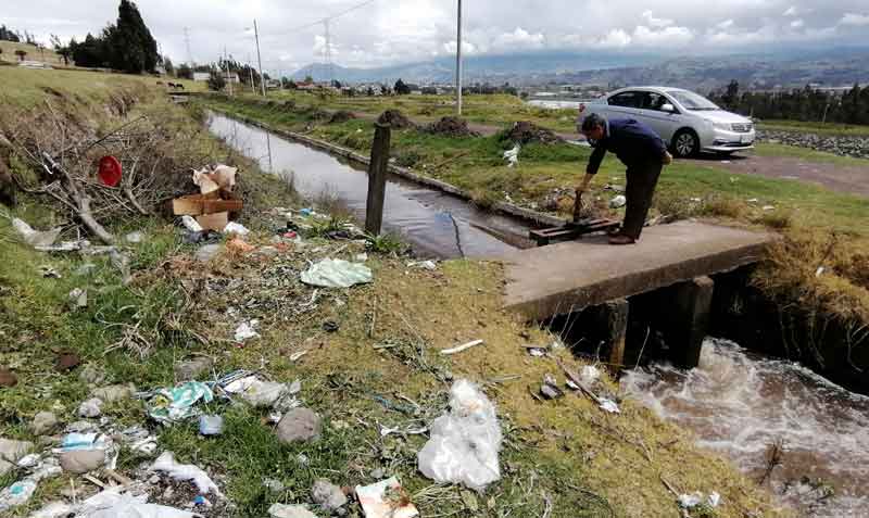 Junto al canal de riego, agua que proviene del río Cutuchi, hay residuos de comida, basura y otros desechos. Foto: Modesto Moreta / EL COMERCIO