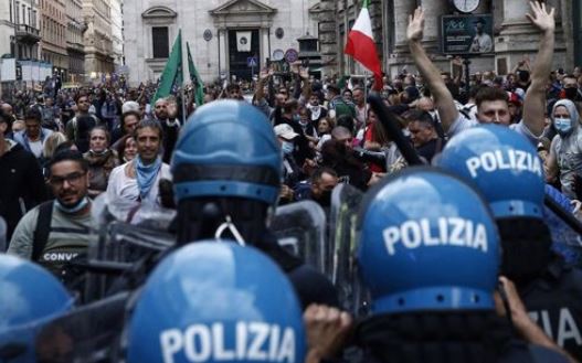 Manifestantes contra el pasaporte covid y policías en Roma. Foto: Tomado de Agencia Europa Press