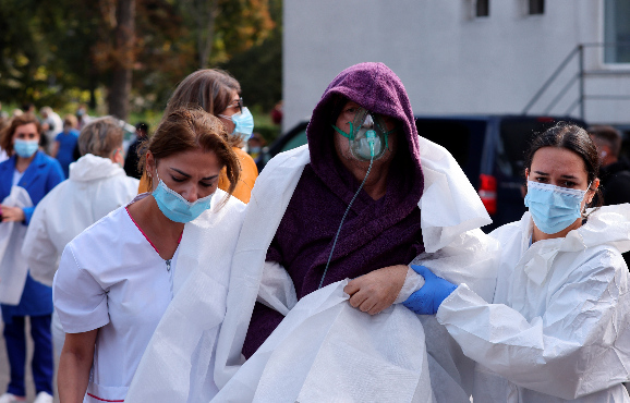 El personal médico mueve a un paciente de covid-19 en un tratamiento de oxígeno después de que estallara un incendio en el Hospital de Enfermedades Infecciosas en Constanta, Rumania, el 1 de octubre de 2021. Foto: EFE