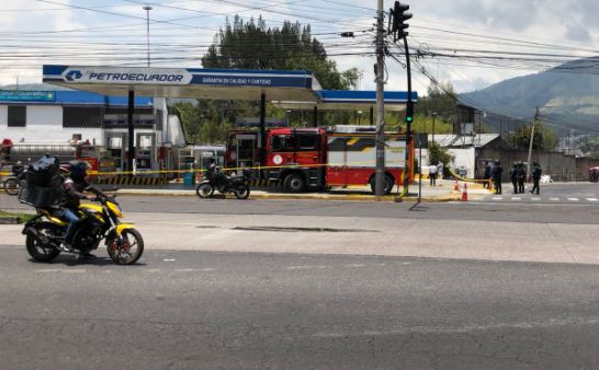 Bomberos y Policía Nacional acudieron a una gasolinera en San Bartolo. Foto: EL COMERCIO