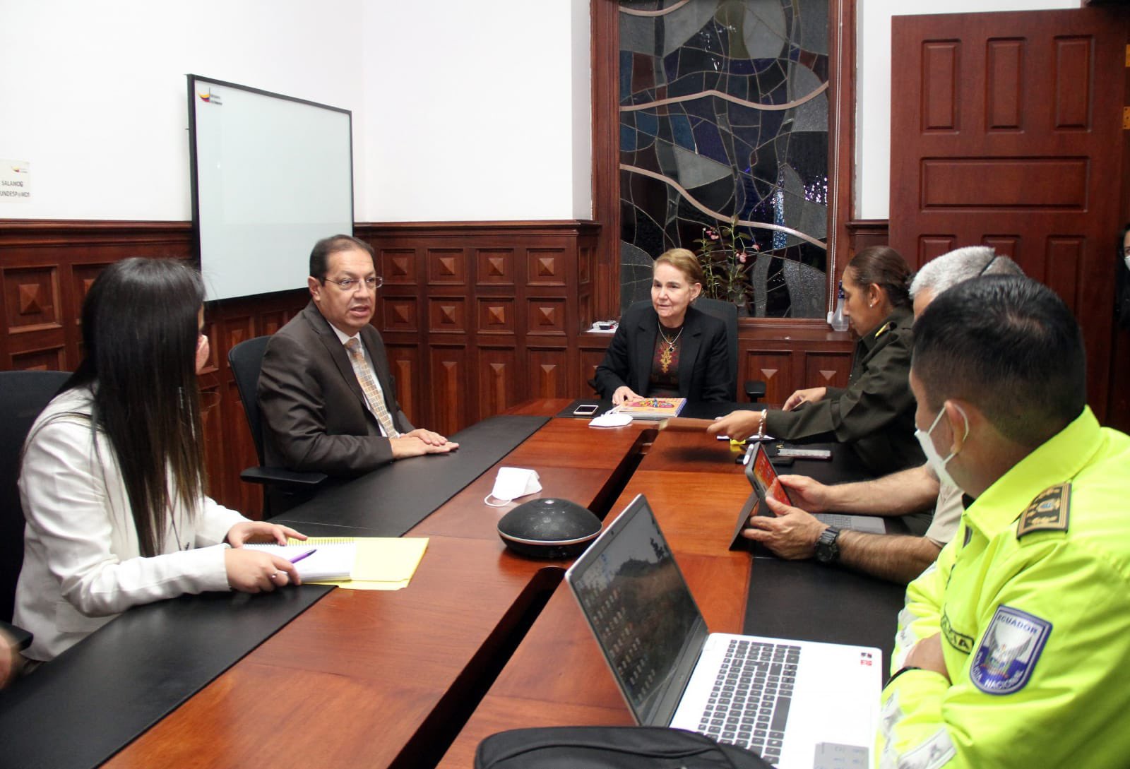 El alcalde de Quito, Santiago Guarderas, y la ministra de Gobierno, Alexandra Vela, se reunieron para coordinar acciones contra la inseguridad en la capital. Foto: Twitter Santiago Guarderas