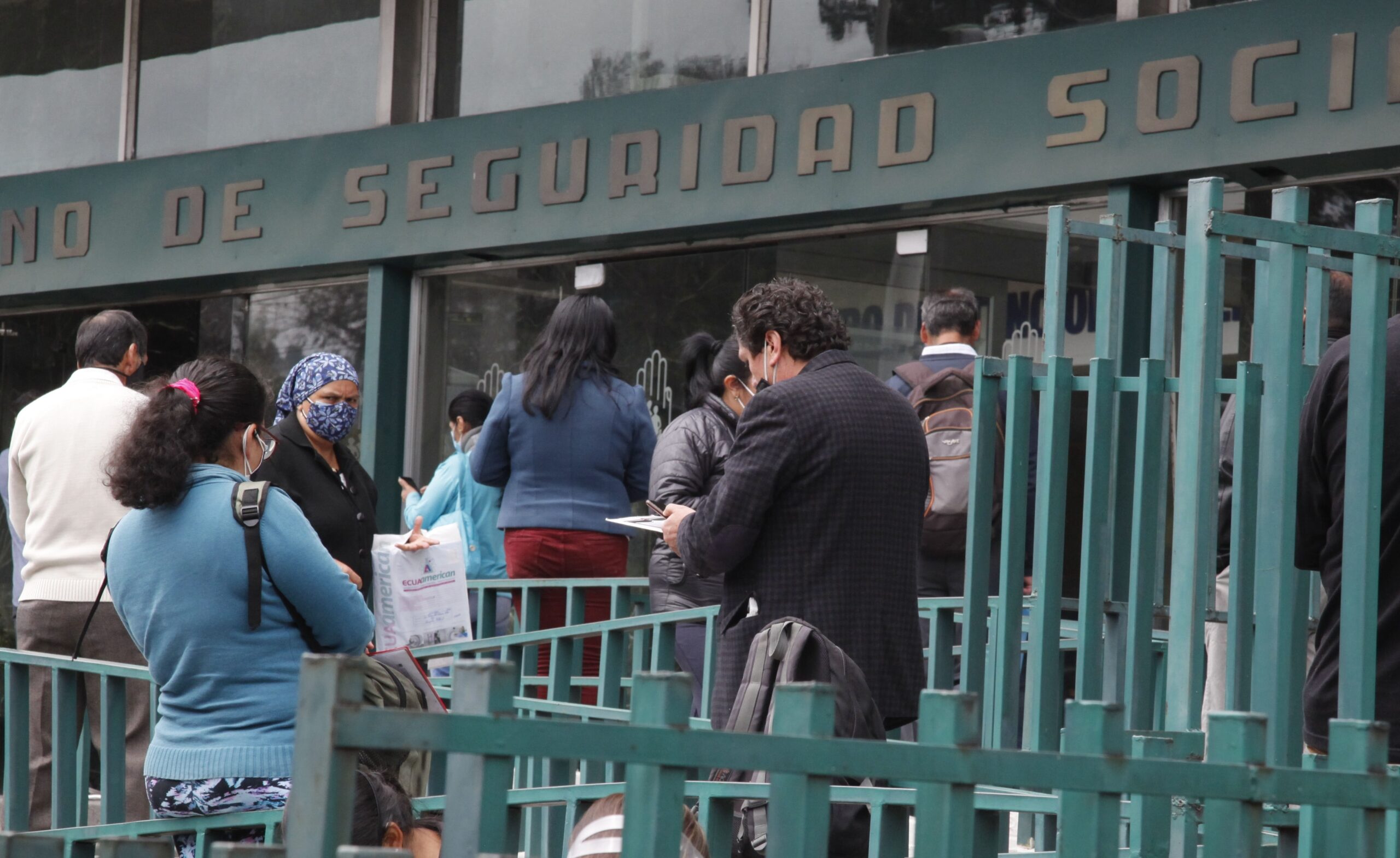 Afiliados y jubilados hacen fila para realizar trámites en la matriz del IESS en Quito. Foto: Archivo / EL COMERCIO