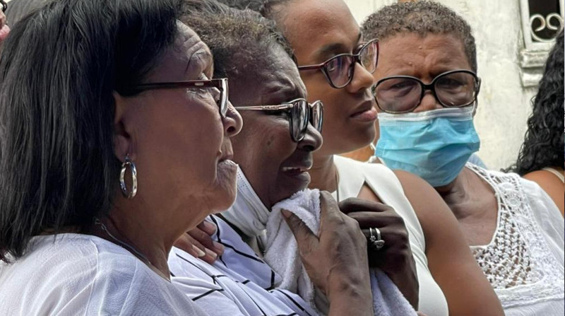 Ana Quiñónez, madre de Álex Quiñónez llora el asesinato de su hijo durante una ceremonia en Esmeraldas. Foto: Manuel González para EL COMERCIO