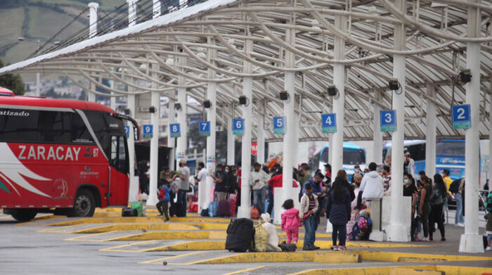 Los viajeros aguardaban por las unidades en las terminales terrestres, para trasladarse a sus destinos. Foto: Julio Estrella/ EL COMERCIO