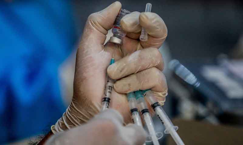 En Colombia, 21 005 191 personas cuentan con su esquema completo de vacunación y 193 707 personas han recibido dosis de refuerzo. Foto: EFE
