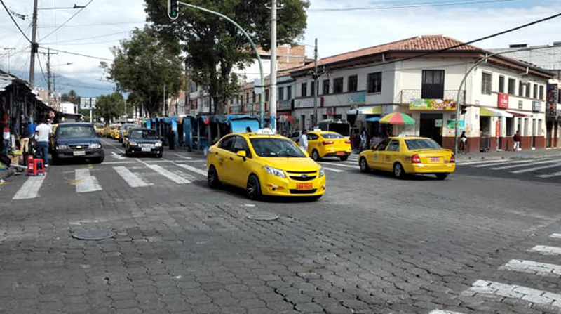 Las calles aledañas al Mercado Amazonas, el principal centro de expendio de la ciudad, durante la mañana del viernes, 29 de octubre, registró un tránsito fluido. Foto: Cortesía