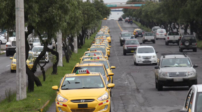 Los conductores de taxis realizaron una caravana de protesta el 26 de octubre del 2021. Foto: Julio Estrella/ EL COMERCIO