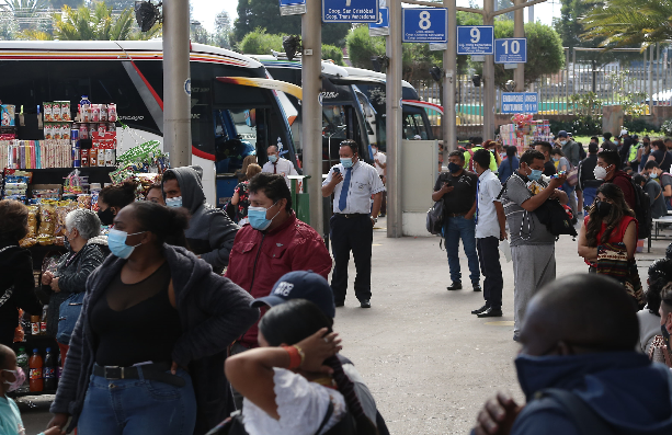 Pese a la alta afluencia de pasajeros los locales del Terminal de Carcelén no despuntaron en sus ingresos económicos. Foto: Diego Pallero / EL COMERCIO