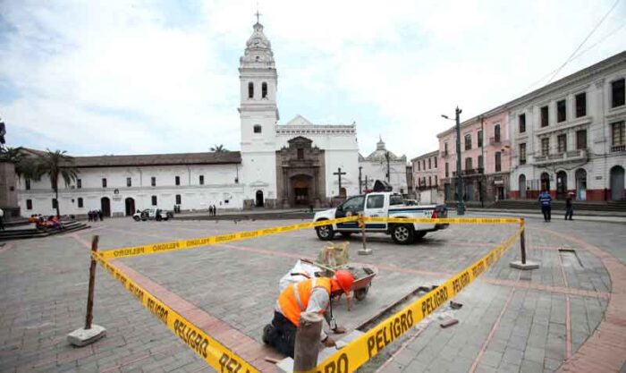 Personal del Instituto Metropolitano de Patrimonio (IMP) interviene en la Plaza de Santo Domingo y la calle Guayaquil, en el Centro de Quito. Foto: Julio Estrella / EL COMERCIO
