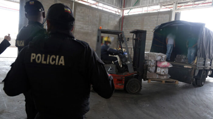 El narcótico se descarga del camión con la ayuda de un montacargas y se verifica su peso. Foto: EL COMERCIO