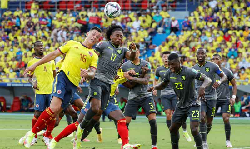 Mateus Uribe de Colombia disputa el balón con Ángelo Preciado de Ecuador. Foto: Archivo/ EFE