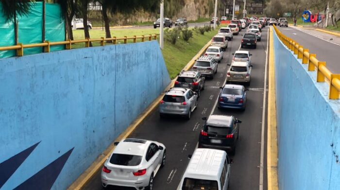Al mediodía de este sábado, 16 de octubre del 2021, aparecieron quejas en las redes sociales en las que se daba cuenta de las dificultades de tráfico generadas por un desfile de autos en la Ruta Viva. Foto: Diego Pallero / EL COMERCIO