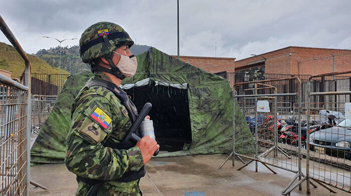 Militares se ubican en el primer filtro de seguridad en el CRS-Turi de Cuenca y custodian los alrededores. Foto: Lineida Castillo / EL COMERCIO