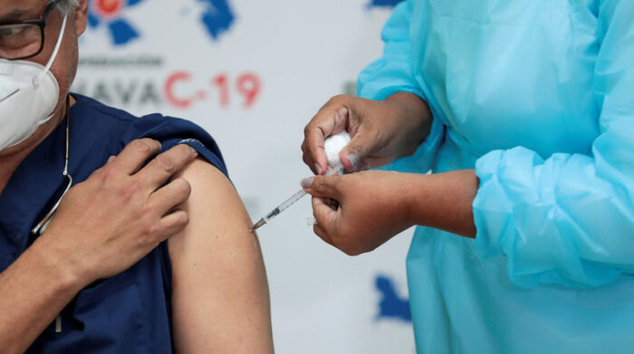 Expertos consideran que el avance de la vacunación permitirá frenar la propagación del covid-19 y las variantes. Foto: Reuters