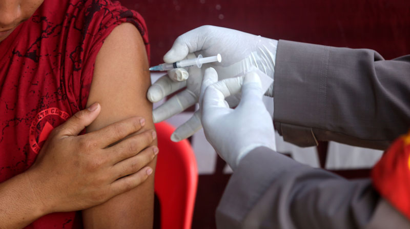 Un estudio evaluó los efectos de la combinación de vacunas contra el covid-19 de tres marcas. Foto: EFE
