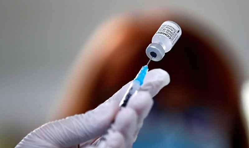 Hasta ahora la FDA solo ha aprobado el uso de emergencia de la vacuna para los niños de 12 años y más. Foto: EFE