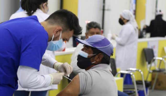 Las personas que no se han vacunado pueden acudir a los centros de salud pública o puntos masivos. Foto archivo: Diego Pallero/EL COMERCIO