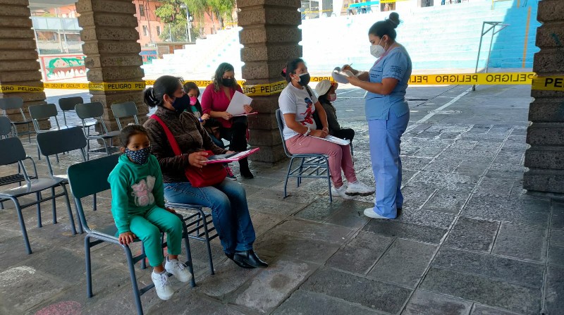 Niños de la Unidad Educativa Municipal Sucre se vacunaron contra covid-19. Foto: Roberto Peñafiel/EL COMERCIO