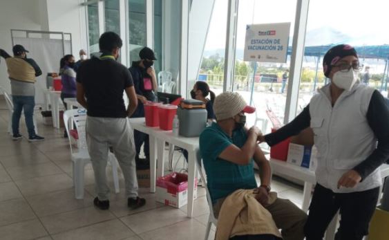 Proceso de vacunación contra el covid-19 en el Centro de Convenciones Metropolitano. Foto: EL COMERCIO