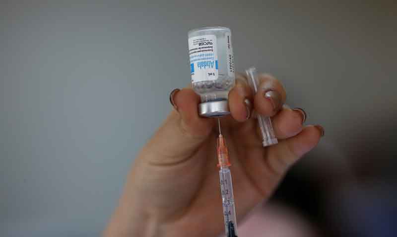 Un experto de la FDA aseguró que en todos los casos, los beneficios de inmunizar a los niños "claramente" superan a los riesgos. Foto: EFE