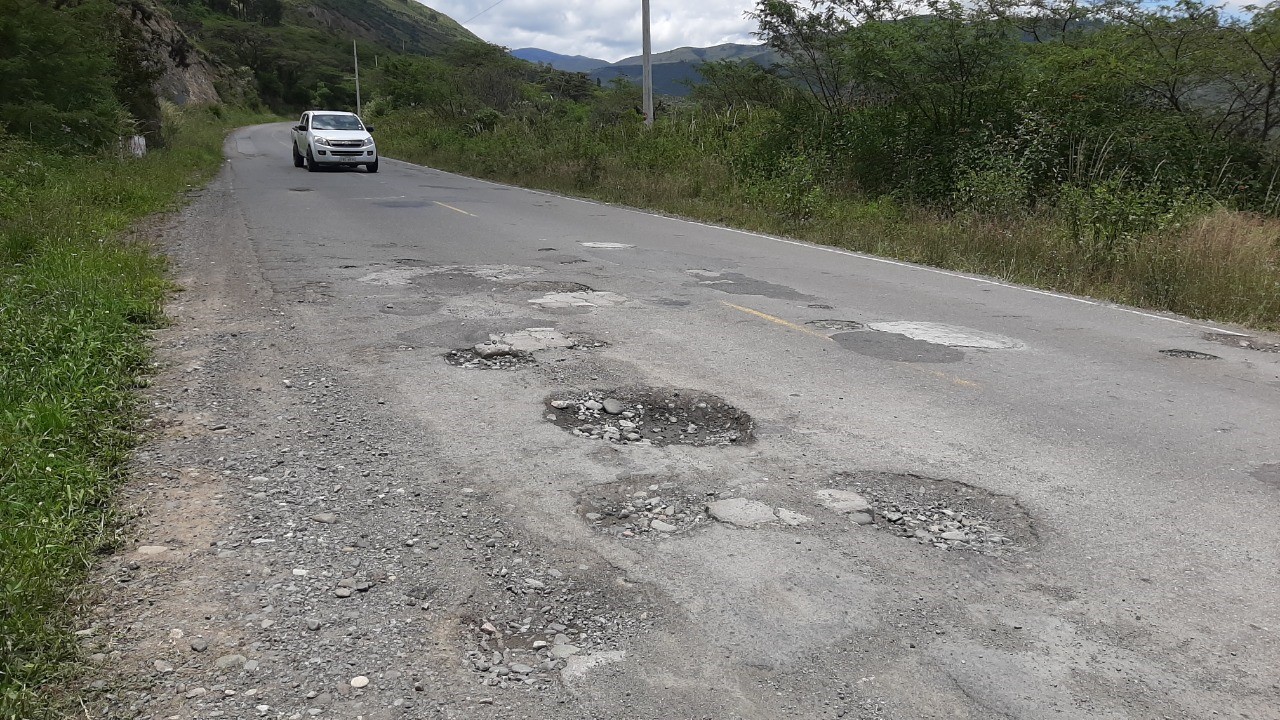 En la carretera que conecta a las comunidades de Mira, Espejo y Bolívar hay tramos con baches en la carpeta asfáltica. Foto: Cortesía Municipio de Mira