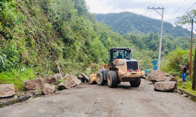 El 10 de octubre del 2021, en la vía Baños-Puyo se realizaron trabajos de limpieza tras desprendimiento de rocas en el sector Arco Iris. Foto: Twitter Ministerio de Obras Públicas