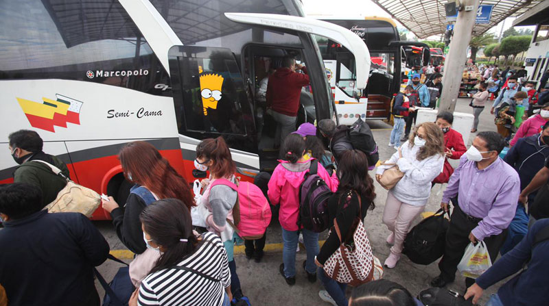 Las personas acudieron a las terminales terrestres de Quito para viajar en el primer día del feriado por el Día de los Difuntos. Foto: Julio Estrella/ EL COMERCIO