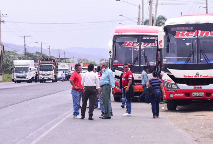 Los viajeros tuvieron que descender de los buses intercantonales y caminar para llegar a sus destinos, durante las protestas. Foto: Enrique Pesantes/ EL COMERCIO