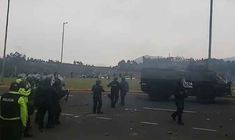 La Policía Nacional abrió el tránsito vehicular en la vía a Panzaleo, en Cotopaxi. Hubo enfrentamientos con los manifestantes. Foto: cortesía