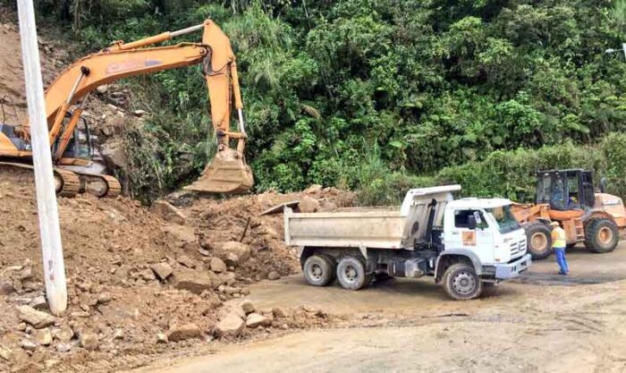 Los trabajos de retiro de material en la parroquia Río Negro, sector Arco Iris, concluyeron. Foto: Twitter Obras Públicas