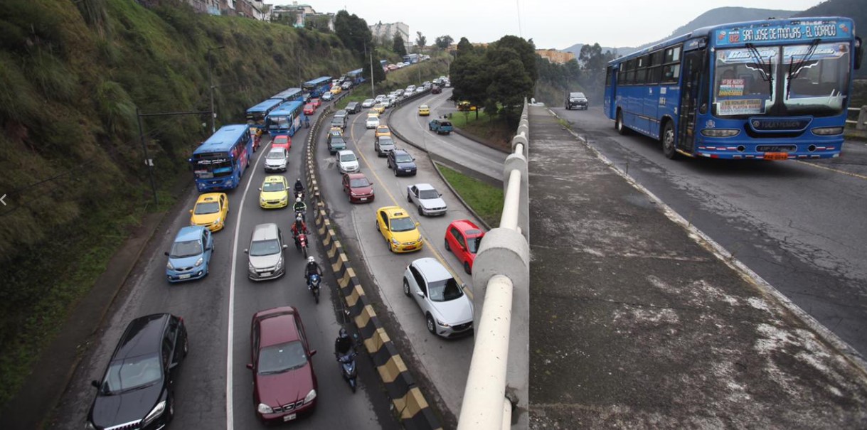 En Quito, los buses retomaron las actividades este 26 de octubre del 2021, pese a que anunciaron la suspensión del servicio. Foto: Julio Estrella/ EL COMERCIO