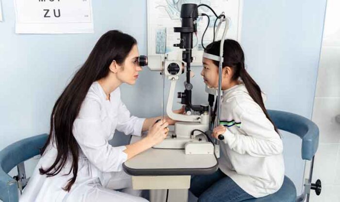 Los chequeos con el oftalmólogo deben ser continuos durante el crecimiento de niños, niñas y adolescentes. Foto: Pexels
