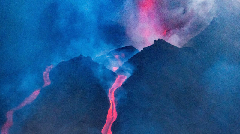 Tras el derrumbe de una parte del cono, la lava del volcán La Palma avanza y destruye lo que encuentra a su paso. Foto: EFE