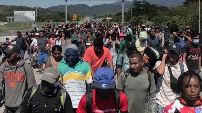 La caravana de miles de migrantes centroamericanos y haitianos salió esta tarde de la comunidad de Caleras, Arriaga, en Chiapas. Foto: EFE