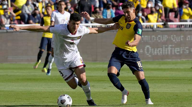 Jeremy Sarmiento (der.), de Ecuador, disputa el balón con Yordan Osorio, de Venezuela, en el Rodrigo Paz. Foto: EFE