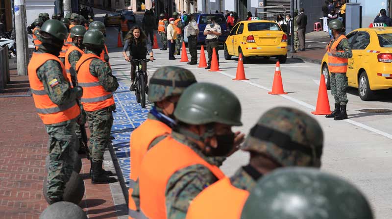 Los militares salieron a las calles para reforzar el control que realiza la Policía. Foto: Archivo / EL COMERCIO