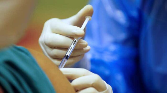 Imagen refencial. Salud reiteró a la población que la aplicación de la vacuna contra el coronavirus no debe condicionarse. Foto: EFE