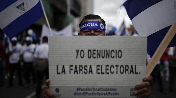 Miles de nicaragüenses exiliados en Costa Rica protestaron contra el "fraude" electoral en Nicaragua. Foto: EFE