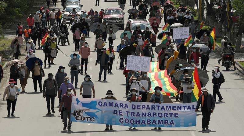 Transportistas realizan una marcha en el quinto día de protestas en la ciudad de Cochabamba. Foto: EFE