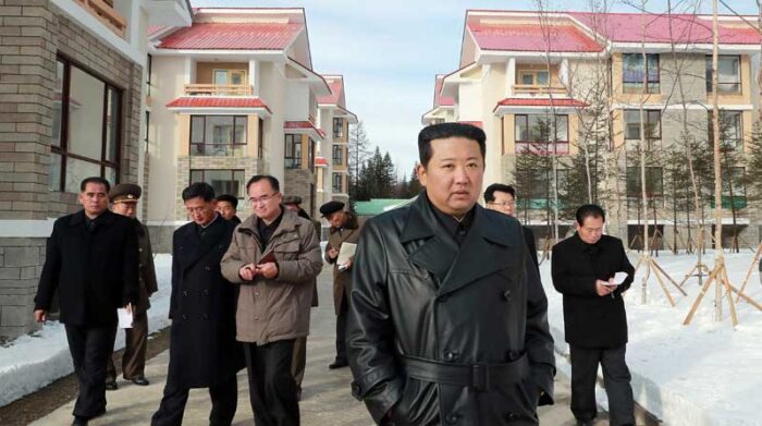 El líder norcoreano Kim Jong-un (c) caminando con funcionarios durante una visita a Samjiyon, provincia de Ryanggang, en Corea del Norte. Foto: EFE