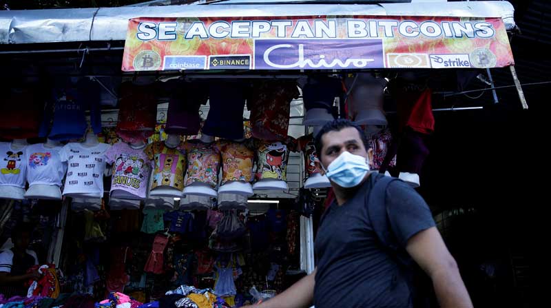 Vista de un negocio que recibe pagos en criptomonedas en San Salvador, El Salvador. Foto: EFE